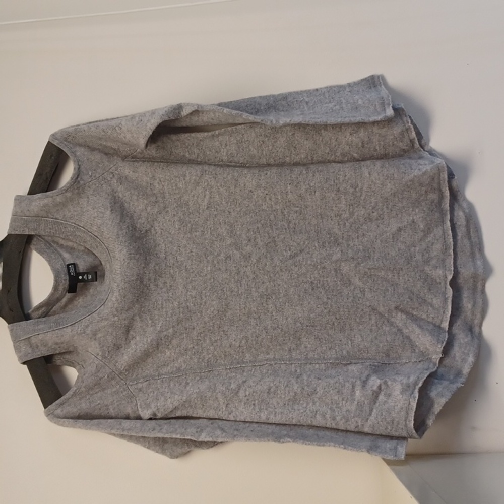 "Aqua Cashmere" Sz Sml Soft Cold shoulder Swtr. Grey. Unfinished seams. Details.